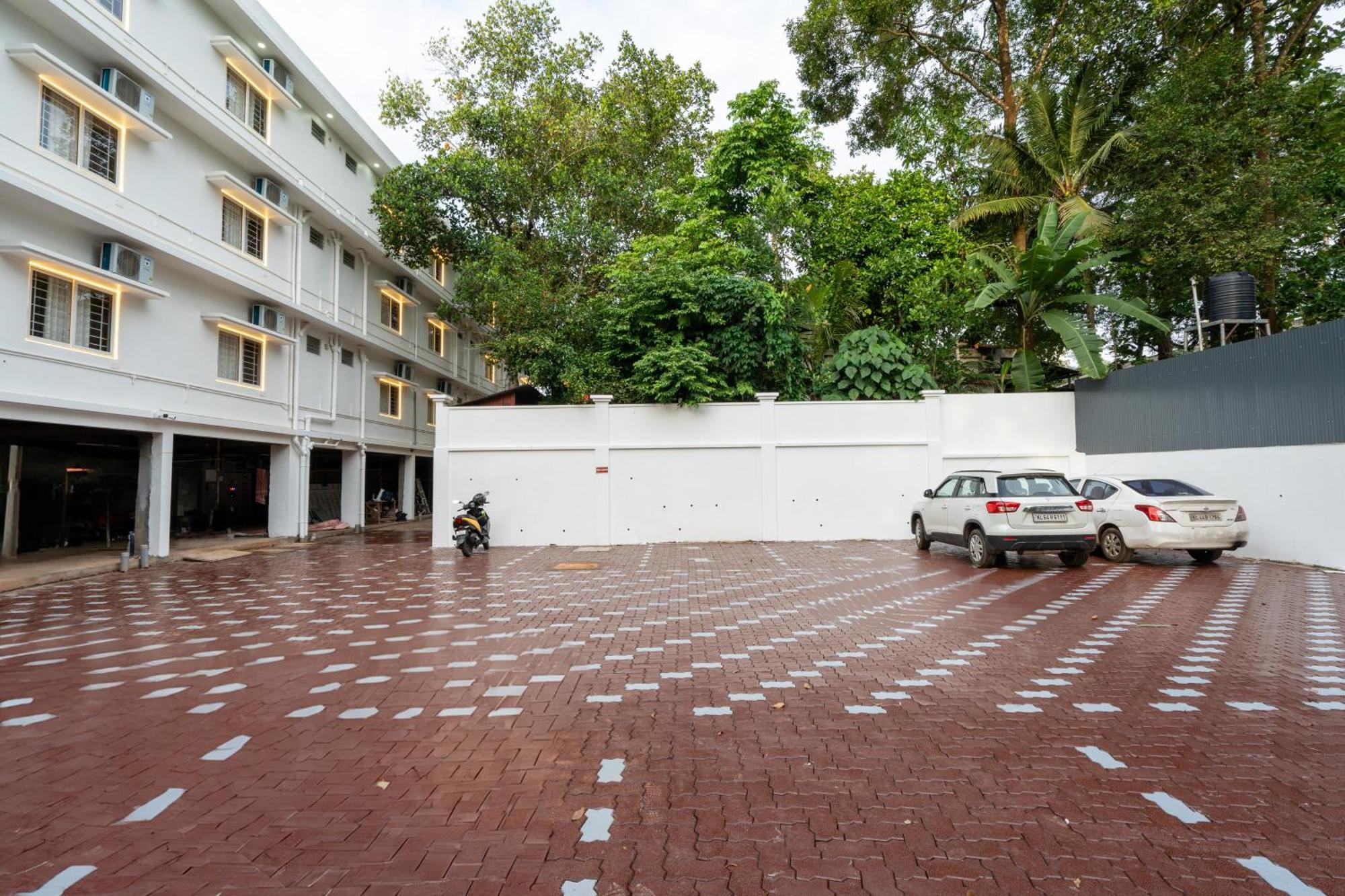 Cochin Airport Hotel Kochi Buitenkant foto